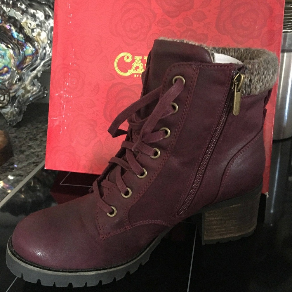 Size 9 1/2 Carlos Santana burgundy lace up boots.